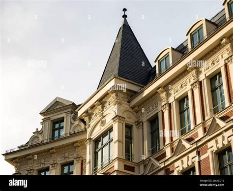 Fachada de edificio antiguo de estuco fotografías e imágenes de alta