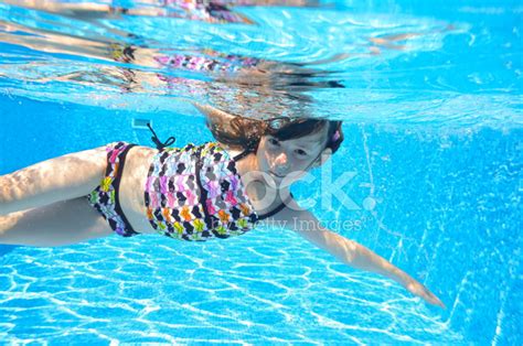 Foto De Stock Ni O Feliz Activo Nada Bajo El Agua En Piscina Libre De