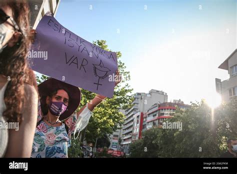 Un Manifestante Sostiene Un Cartel Que Expresa Su Opini N Durante La