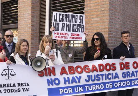 Valladolid Los Abogados De Oficio Recogen Firmas Contra La Precariedad