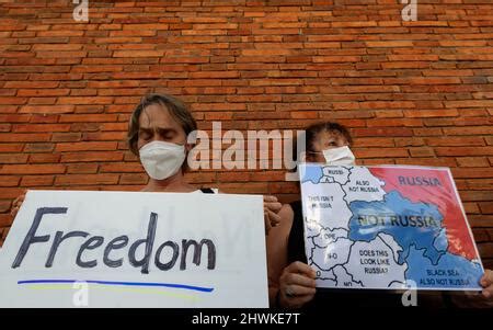 Chiang Mai Thailand 06 März 2022 Ein Aktivist hält ein Plakat mit