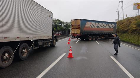 Raposo Tavares Carreta não consegue subir e trava a rodovia no km 37 5