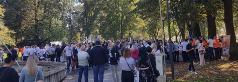 Protest u Banjaluci Radnici traže veće plate VIDEO BN