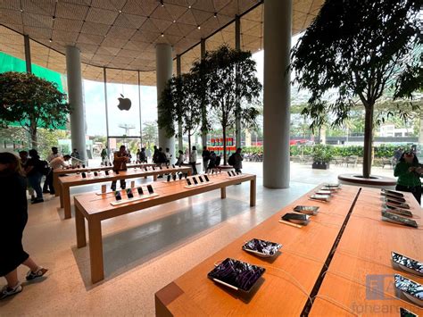 First Look At Apple Bkc In Mumbai Indias First Apple Store