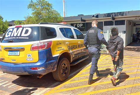 Homem Detido Pela Gm Tentando Furtar Cabos El Tricos Em Parque