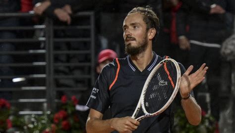 Internazionali D Italia Medvedev Batte Tsitsipas E Va In Finale Contro