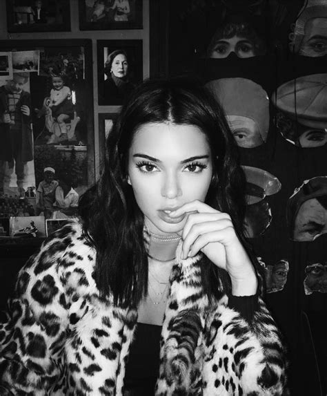 Pin By 𝗿𝗮𝗾𝘂𝗲𝗹 On Aes Black And White Kendall Jenner Icons Kendall