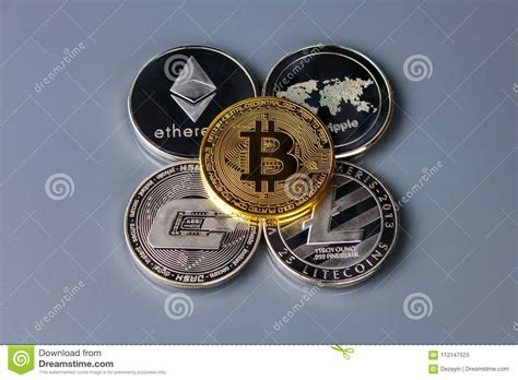 Moneda De Oro De Bitcoin Y Fondo Defocused De La Carta Concepto Virtual