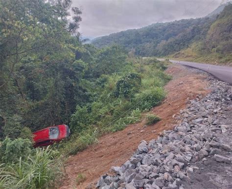 Carro Cai Em Ribanceira De Metros Na Sc Em Jaragu Do Sul