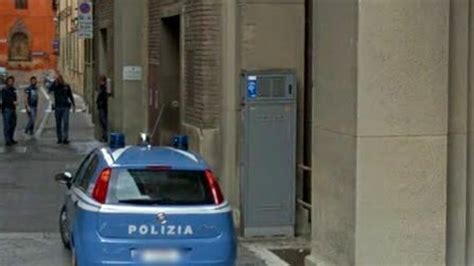 Nudo Davanti Alla Questura Sfilza Di Denunce Per Un 23enne