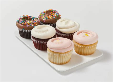 8 Bakery Chains That Serve the Best Cupcakes