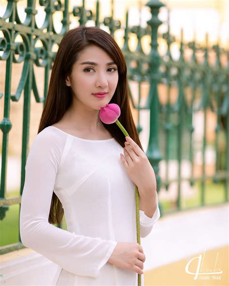 Hot Girl Linh Napie Charming With Lotus Flowers Asian Girl