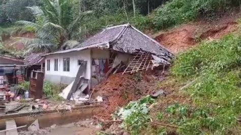 Diguyur Hujan Deras Tebing Longsor Timpa Rumah Warga Di Tasikmalaya