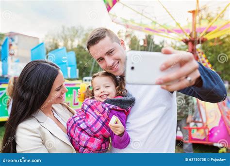 Vader Moeder En Dochter In Pretpark Die Selfie Nemen Stock Foto Image Of Kinderjaren