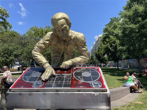 Nova Iorque Reverencia O Hip Hop Com Estátua Para Red Alert