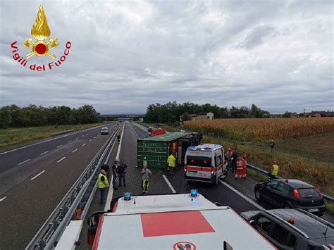 Asti Tir Si Rovescia Sull Autostrada A