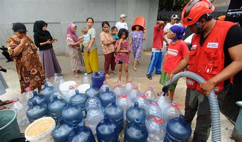 Foto Musim Kemarau Pmi Kota Depok Salurkan Ribuan Liter Air Bersih