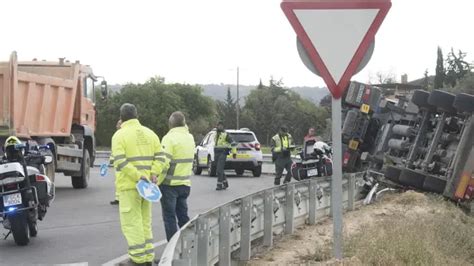 Aparatoso accidente de un camión en la salida de Huesca hacia la N 240