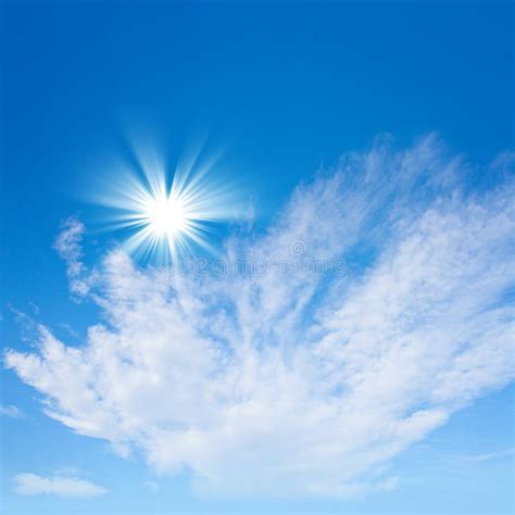 Ciel Bleu Avec Le Soleil Et De Beaux Nuages Image Stock Image Du