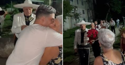 Un Regalo De Amor Joven Cubano Sorprende A Su Abuela Con Mariachis En