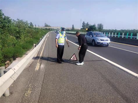 许昌高速交警路遇车辆故障，及时处置消除安全隐患 文章 河南高速交警网