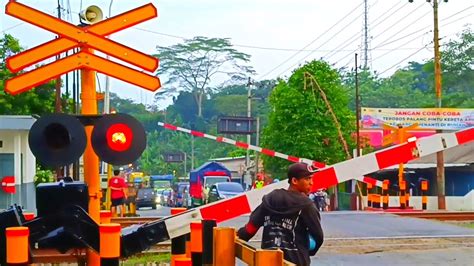 Palang Pintu Kereta Api Railroad Crossing Ka Bbm Pertamina Youtube