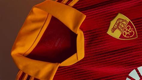 La Roma Presenta La Maglia Per Il Derby Colletto E Stemma Della