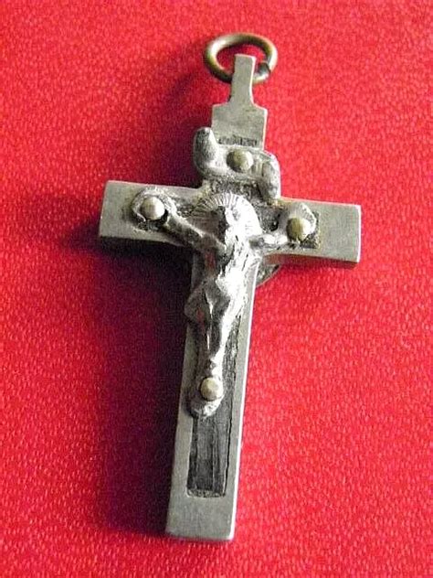 MEDAILLE RELIGIEUSE ANCIENNE Crucifix En Souvenir De Lourdes Metal