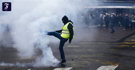 Proteste in Paris Tränengas zum einjährigen Jubiläum der Gelbwesten