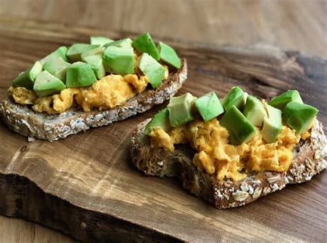 Tostada De Huevos Revueltos Con Aguacate Receta Ekilu