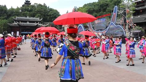 文化中国行丨重庆彭水：万人苗舞“踩花山” 文旅融合传非遗 新华网