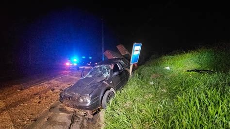 Carro bate em ponto de ônibus mata jovem e deixa quatro feridos em PG