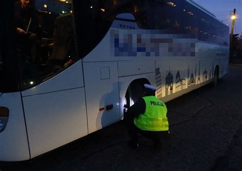 Policjanci z Włocławka kontrolują autokary przed wyjazdami na ferie