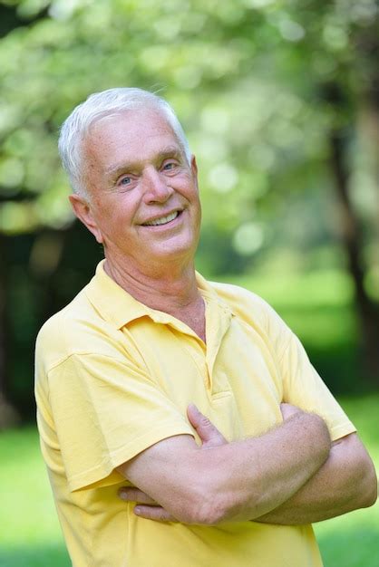 Retrato De Un Anciano Feliz Saludable Y En Forma En Un Parque De Fondo