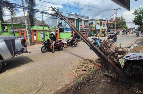 Hujan Lebat Disertai Angin Kencang Robohkan Tiang Listrik Di Jalan