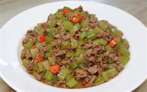 下饭好菜芹菜碎炒牛肉粒一顿能多吃两碗饭 哔哩哔哩