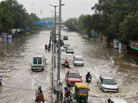 Delhi Flood Updates दिल्ली में घटने लगा जलस्तर अभी भी खतरे के निशाने से ऊपर बह रही है यमुना