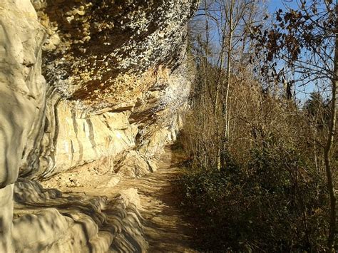 Wunderschön führt der Weg den Felsen entlang Fotos hikr org