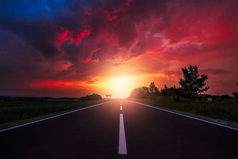 Фото Дорога уходящая вдаль под красивым вечерним небом, фотограф Jonas ...