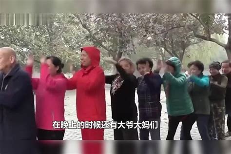 美国人来中国玩，在公园竟看见这一幕，惊呼：这在美国绝不可能！美国公园中国