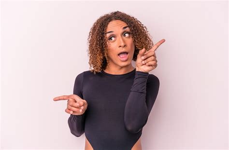 Joven Transexual Latina Aislada Sobre Fondo Rosa Apuntando A Diferentes Espacios De Copia