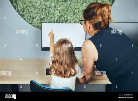 Maestro Que Ayuda A La Colegiala Mientras Que Clase De Computación En