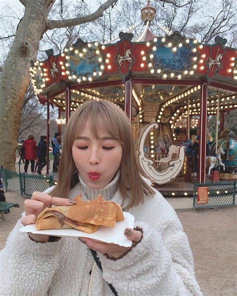 蓼沼楓さんのインスタグラム写真 蓼沼楓instagram「1月のパリ🇫🇷﻿ ﻿ 公園で大好きなチョコバナナクレープ見つけて飛びついた