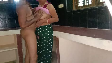 गर्लफ्रेंड की माँ को उसके घर के किचन में जबरदस्ती चोदा Xxx Aunty Sex