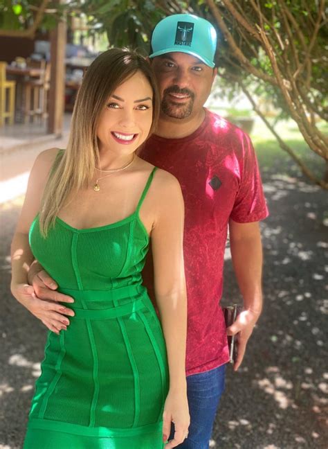 O Casal Sertanejo Edson E A Esposa Deia Cypri Aproveitou