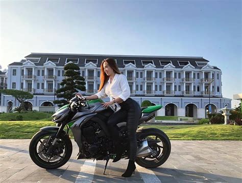 hot girl mô tô mê mặc quần đùi áo lá trang phục hở bạo khi chạy xe Người đẹp Việt Giải Trí