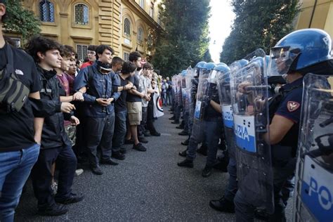 Tensione Tra Studenti E Forze Dell Ordine Al Corteo Pro Palestina