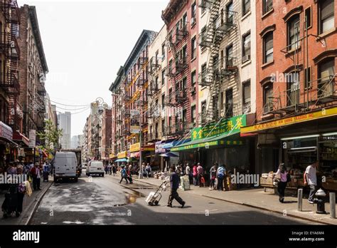 Street view of city hi-res stock photography and images - Alamy