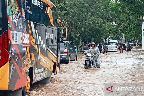 Banjir Melanda Kawasan Wisata Senggigi Di Lombok Barat ANTARA News