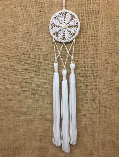 Pequeño blanco y neutro tono Crocheted encaje DOILY Dreamcatcher